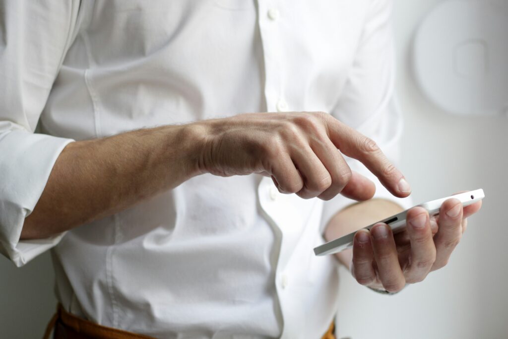 شخص يستخدم الهاتف في لحظة فراغ وتشتت رقمي